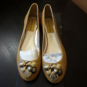 LEATHER YELLOW FLATS. NEW